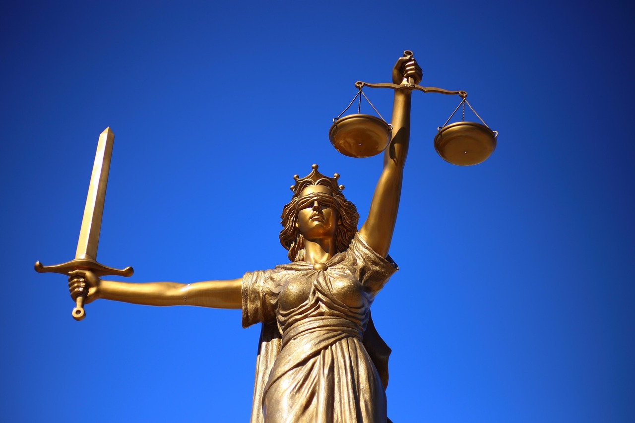 Photo of a statue representing justice and the law.